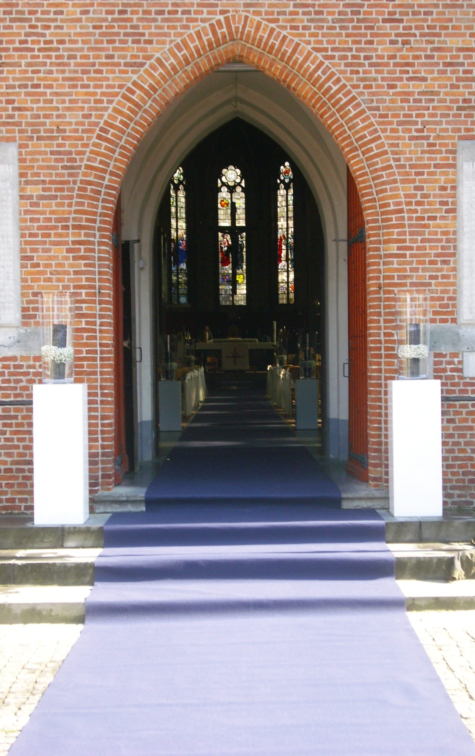 D:DCIM117MEDIAIMG_0291.JPG blauwe loper gelegd voor kerkingang erk